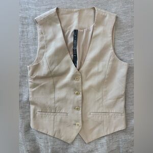 Vuori Women's Beige Coastline Vest.